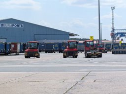 Warten auf die Ankunft des Fährschiffes - alles ist bereit zur Entladung (hier: von LKW-Trailern).