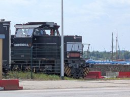 Warten auf die Ankunft des Fährschiffes - alles ist bereit zur Entladung (hier: von Güterwagen).
