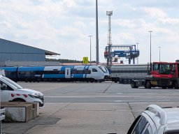 Mit uns zusammen wird auch ein nagelneuer Zug mit in seine neue Heimat überführt: Ein "Avelia Stream Nordic" (alte Bezeichnung "Zefiro Express") von Alstom