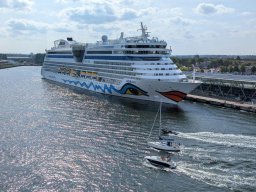 Kleines "Wettrennen" vor dem Kreuzfahrtschiff AIDAdiva am Warnemünde Cruise Center