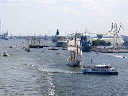 Blick zurück nach Warnemünde und dem Gewusel auf dem Seekanal
