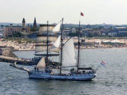 Die unter niederländischer Flagge laufende dreimastige Barkentine "Loth Loriën" fährt in den Seekanal in Warnemünde ein.