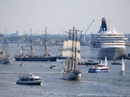 Erneuter Blick zurück nach Warnemünde und das Gewusel im Seekanal
