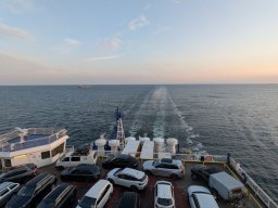 Blick über das Heck und das oberste Fahrzeugdeck auf die Ostee