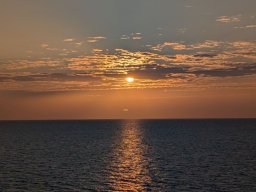 Sonnenuntergang kurz vor dem Erreichen des Fährhafens von Trelleborg