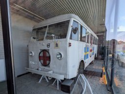 Einer der sogenannten "Weißen Busse" des schwedischen Roten Kreuzes, mit dem ab März 1945 Gefangene aus deutschen Konzentrationslagern nach Schweden in Sicherheit gebracht wurden.