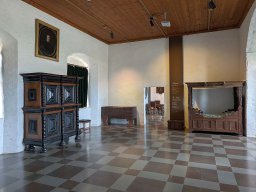 Raum im ersten Stock des historischen Schlosses
