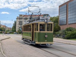 Wagen 20 (Hersteller ASEA, Baujahr 1907) der Museumsstraßenbahn in Malmö in der Nähe des Malmöhus