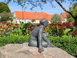 Skulptur "Längton" ("Sehnsucht") von Ivar Ålenius-Björk (1905-1978) Mitte der 1950er Jahre geschaffen und 2010 im Park am Kloster und Klosterteich aufgestellt.