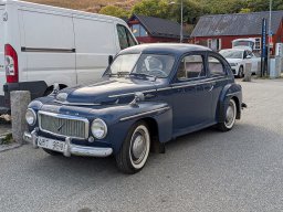 Ein wunderschön restaurierter "Buckelvolvo", ein Volvo PV444, von 1946 bis1958 gebaut, geparkt am Hafen von Kåseberga