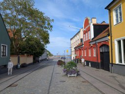 Durch eine kleine Fußgängerzone gelangten wir vom Hafen zum Zentrum (Stortorget) von Simrishamn.