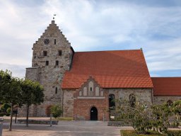 Sankt Nicolai kyrka (Sankt-Nikolai-Kirche) neben dem Rathaus