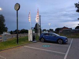 Wir sind dann aber nochmal schnell zum Auffüllen unserer Vorräte zum Einkaufen gefahren - in der Zwischenzeit wurde das Auto das erste Mal in Schweden aufgeladen.