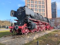 Bild des Monats März 2025 - Schnellzugdampflokomotive 01 1063 als Denkmal vor dem Braunschweiger Hauptbahnhof
