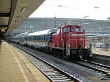 25.03.2011/München Hbf: DB 362 768-4 hat die Wagengarnitur für ALX 355 bereitgestellt.