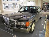 Mercedes-Benz 560 SEL von 1985, Schloss-Arkaden Braunschweig, 28.03.2011