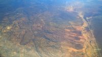 Blick aus dem Fenster während des Fluges von Johannesburg nach Kapstadt