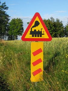 Warnschild "Bahnübergang" in Schweden